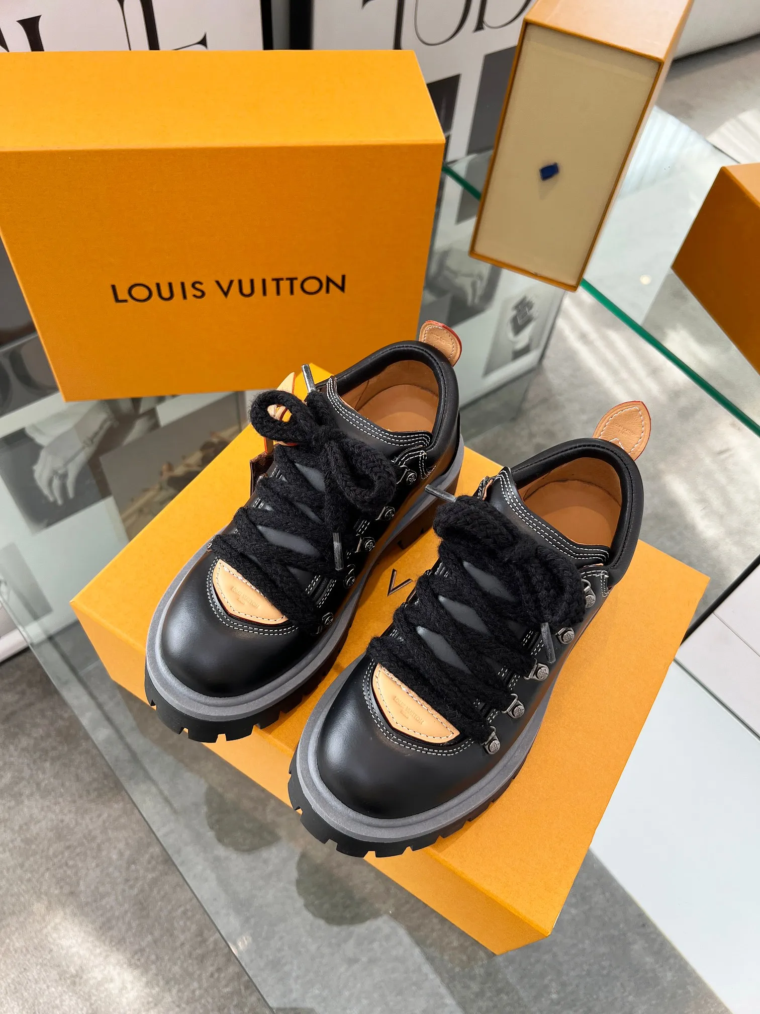 Factory direct sales p640🐘🐘Women's shoes Women's LV new couple's thick-soled hiking shoes, your original custom-made large-soled shoe brand, giving your feet flexibility and freedom, a good pair of shoes to wear all summer. Fabric: top-layer imported calfskin cowhide lining Size: 35-46 Welcome to send pictures to place orders
